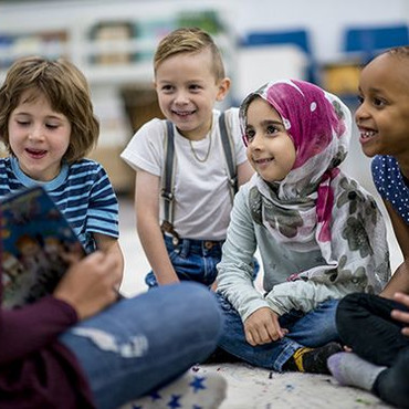 Vorlesesituation mit Kindern verschiedener Kulturen