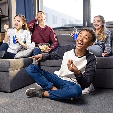 Vier Jugendliche beim Anschauen eines Filmes