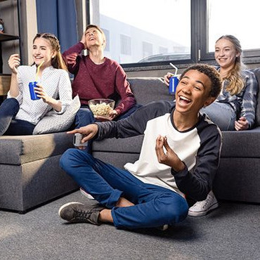 Vier Jugendliche beim Anschauen eines Filmes