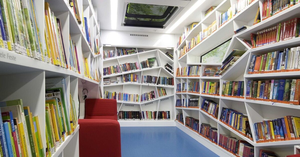 robi von innen mit weißen Bücherregalen