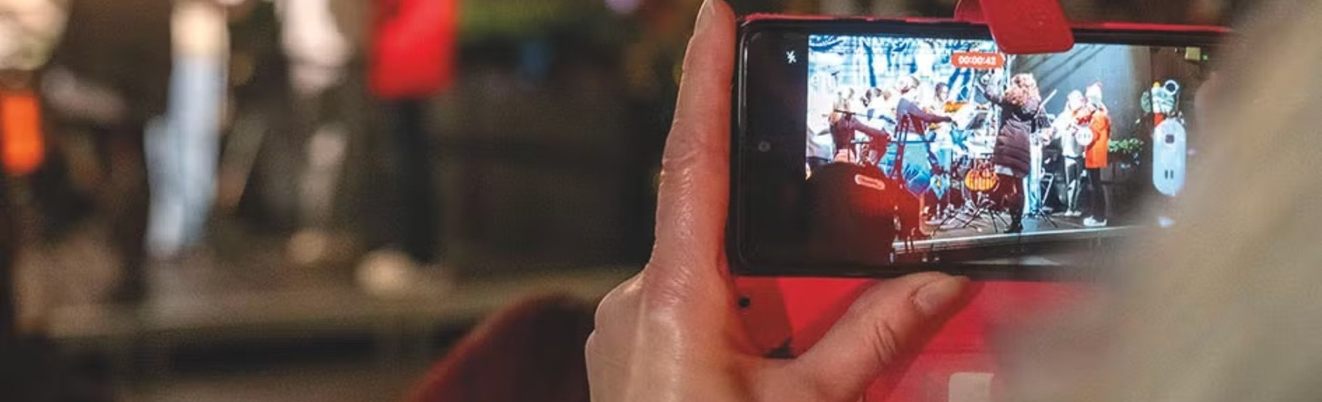 Eine Frau macht ein Bild mit ihrem Smartphone