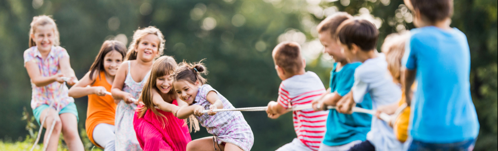 Kinder beim Tauziehen auf dem Heilbronner Kinderfest