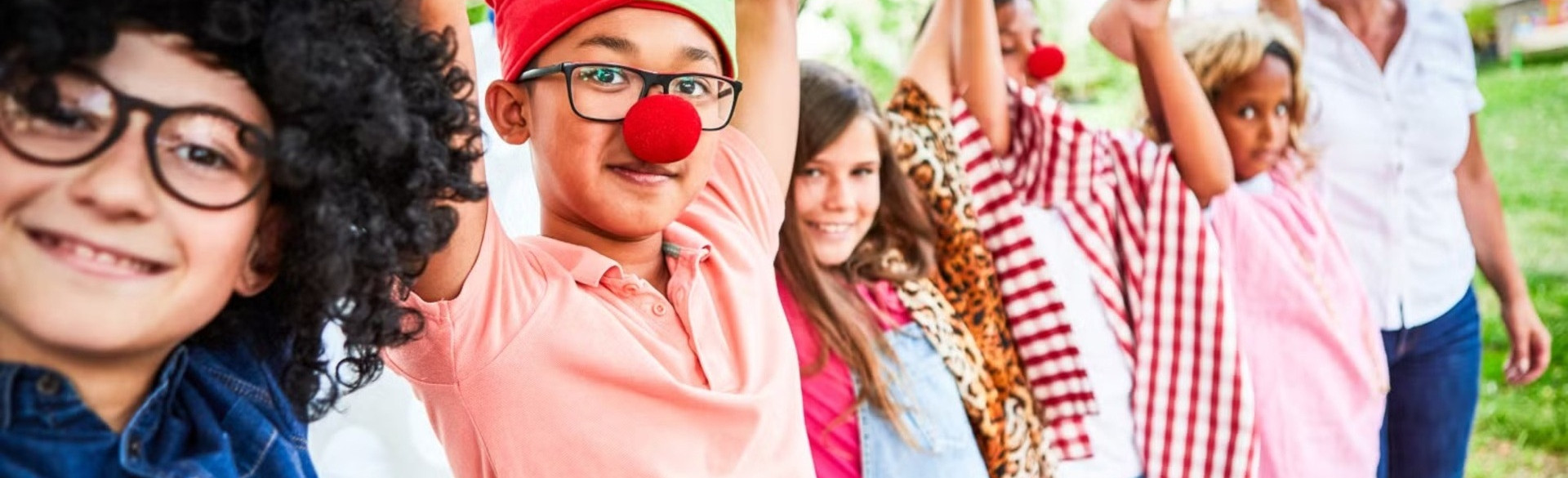 Kinder die Theater spielen und sich verbeugen.