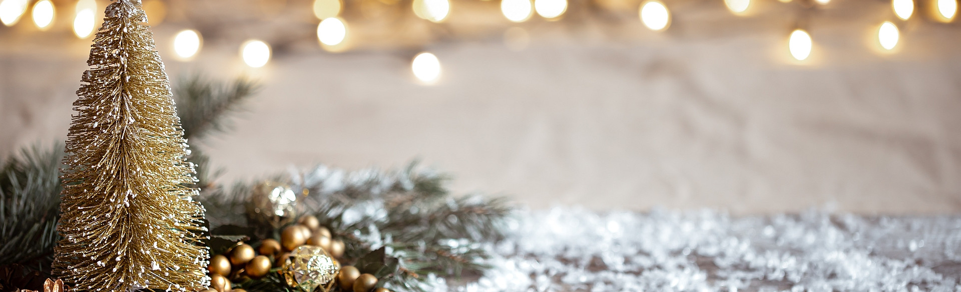 winter-cozy-background-with-festive-decor-details-snow-on-a-wooden-table-and-bokeh-the-concept-of-a-festive-atmosphere-at-home